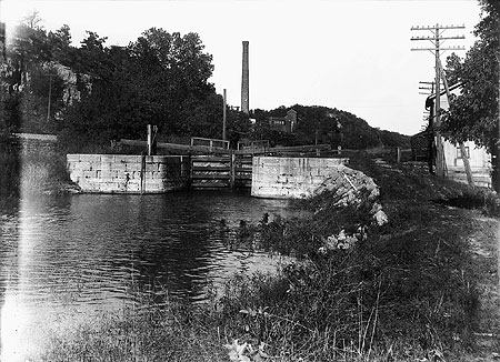 lock13abt1907orearlierblackllmineinbackgroundlockkeeperhouseonrightlocklaterremoved.jpg